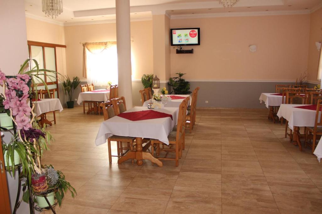 Hotel Czardasz Wrzesnia Bagian luar foto